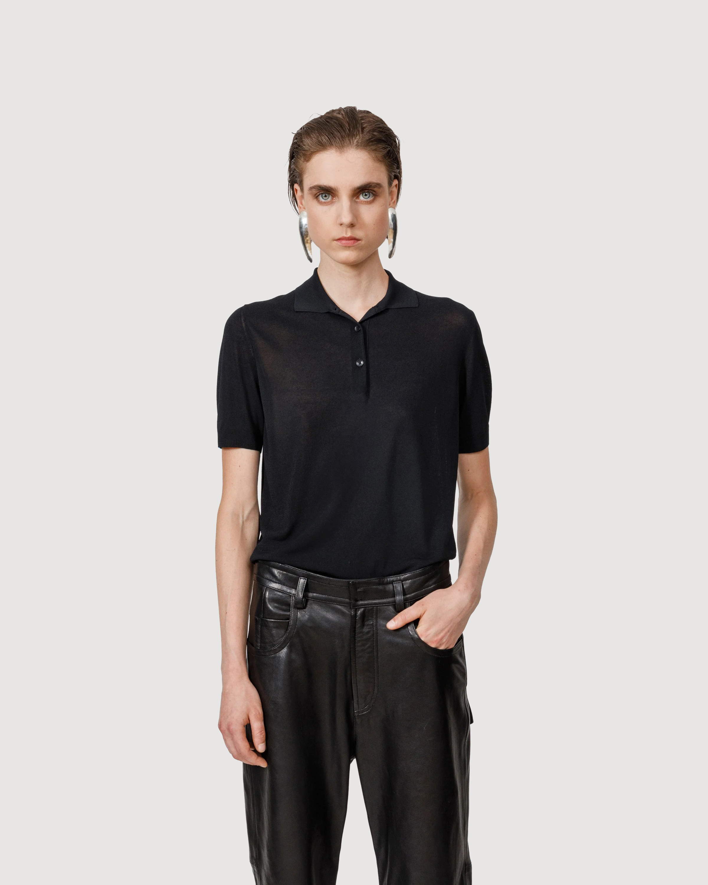 Short-sleeve polo with clean structure